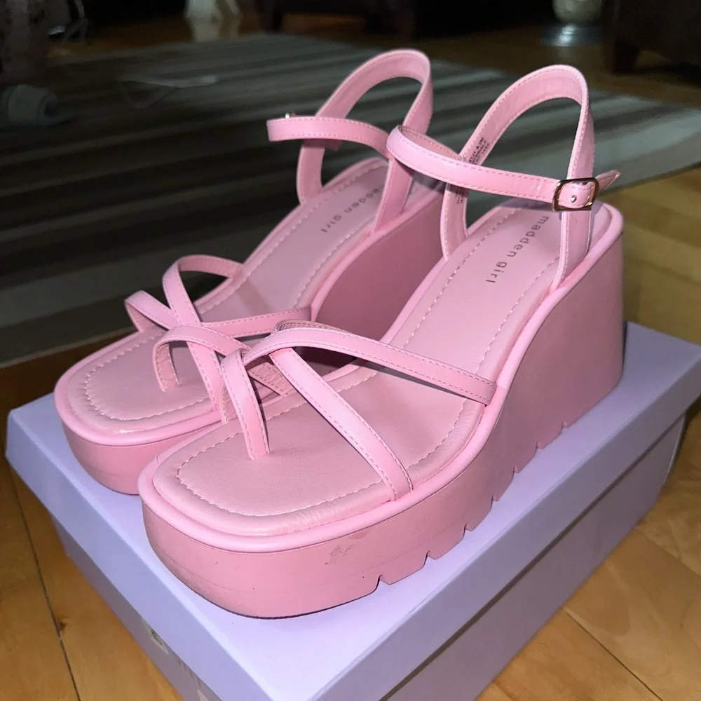 NWT Madden Girl “Vault” Platform Sandal